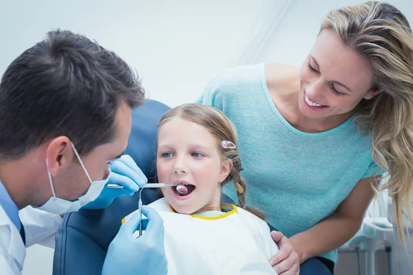 Dentista examinando dentes meninas com assistente — Fotografia de Stock