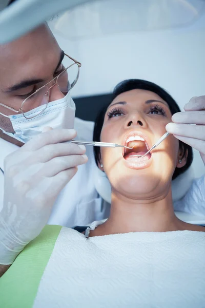 Dentista masculino examinando os dentes das mulheres — Fotografia de Stock