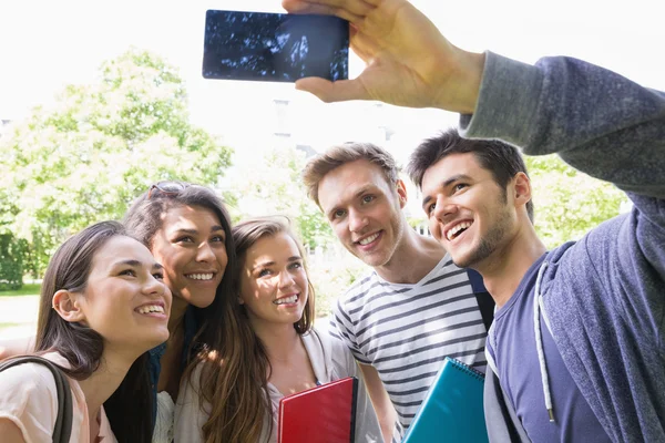 Zadowoleni uczniowie uczący się selfie poza na kampusie — Zdjęcie stockowe