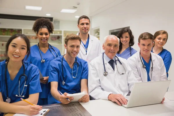 Medicinske studerende og professor - Stock-foto