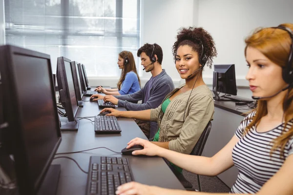 Gelukkig student in computer klasse glimlachen op camera — Stockfoto