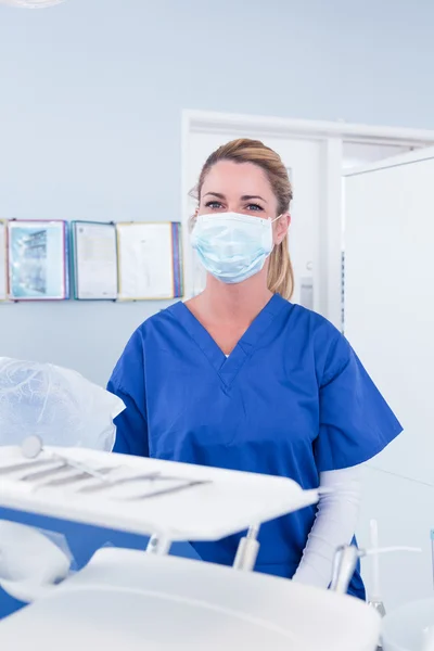 Dentista in maschera dietro vassoio di strumenti — Foto Stock