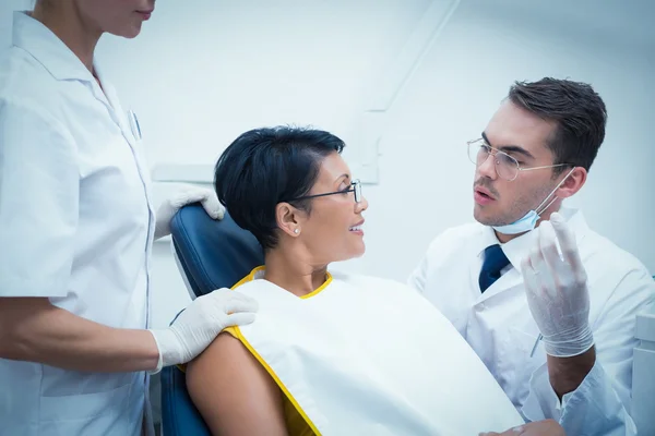 Dentista maschio con assistente — Foto Stock