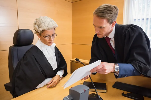 Lawyer speaking with the judge — Stock Photo, Image