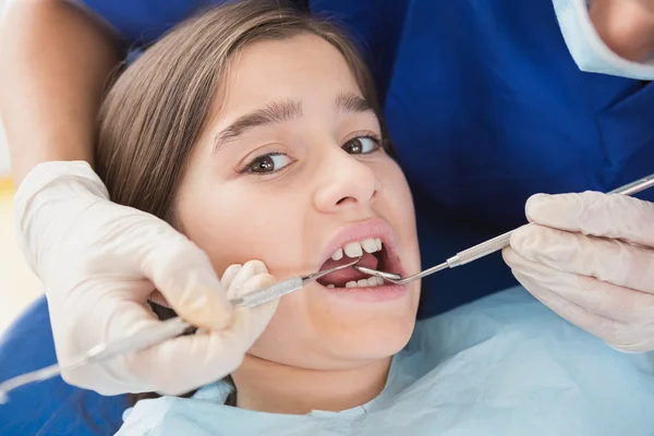 Tandarts gebruik van tandheelkundige explorer en hoek spiegel — Stockfoto