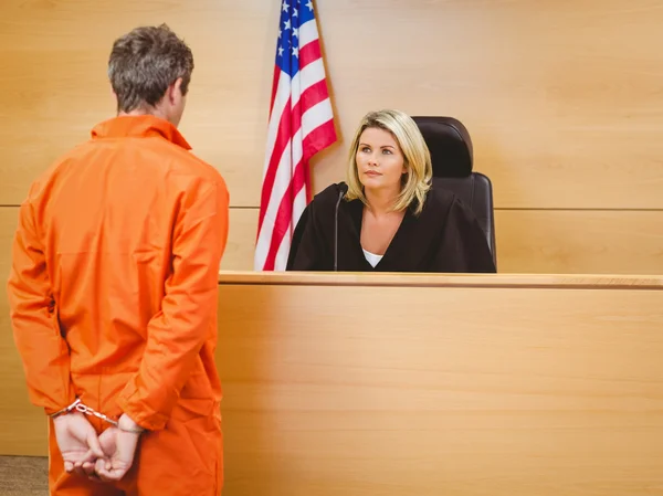 Juiz e criminoso falando na frente da bandeira americana — Fotografia de Stock