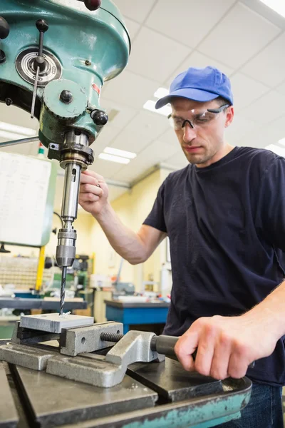 Estudiante de ingeniería usando taladro grande — Foto de Stock