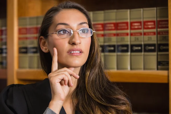 Mooie advocaat denken in de law library — Stockfoto