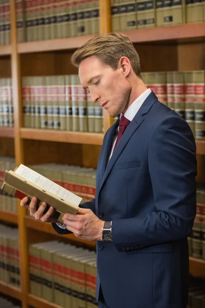 Knappe advocaat in de law library — Stockfoto