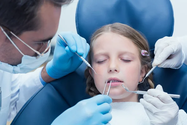 Dentysta z asystent bada dziewczyny zębów — Zdjęcie stockowe