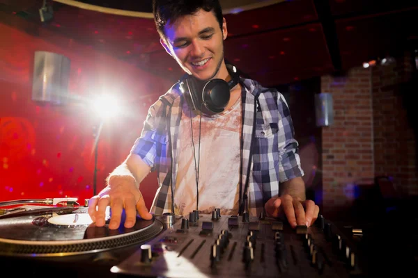 Cool dj girando os conveses — Fotografia de Stock