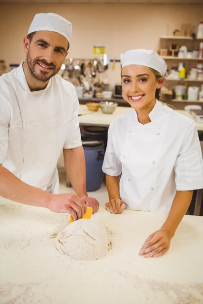 Bäckerteam bereitet Teig zu — Stockfoto