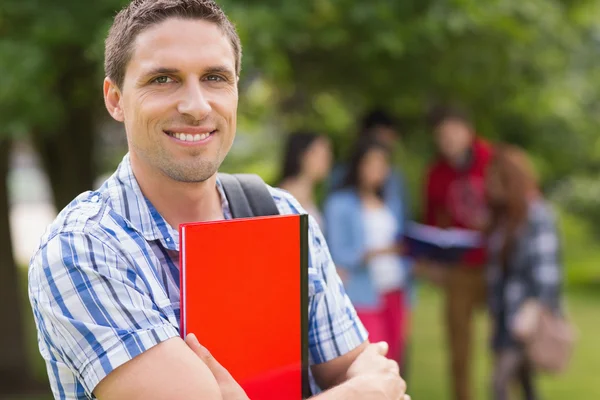 Gelukkig student glimlachen op camera buiten op de campus — Stockfoto