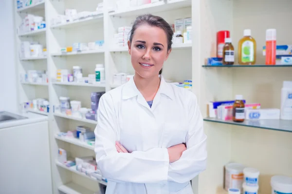 Étudiant en blouse de laboratoire avec les bras croisés — Photo