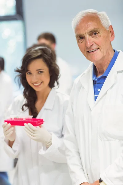 Lecturer and student smiling at camera in the lab — Stock Photo, Image