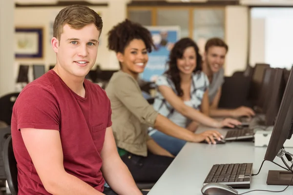 Classmates working in the computer room — Stock Photo, Image