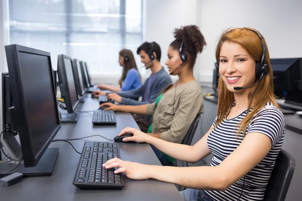 Estudiante sonriendo a la cámara en clase de informática — Foto de Stock