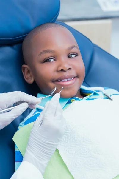 Chlapce s jeho zuby zkoumal detailní záběr — Stock fotografie