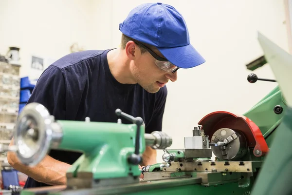 Engineering student med tunga maskiner — Stockfoto