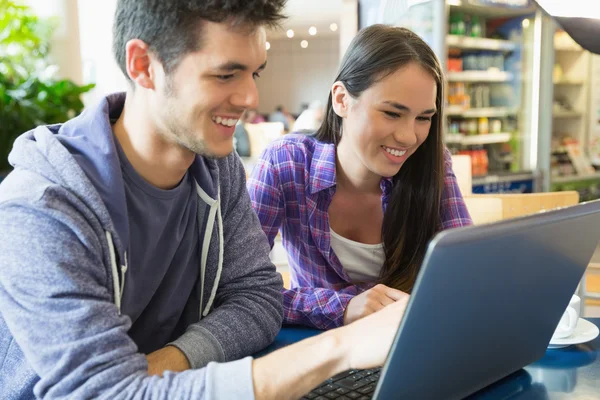 Jeunes étudiants faisant une affectation sur ordinateur portable ensemble — Photo