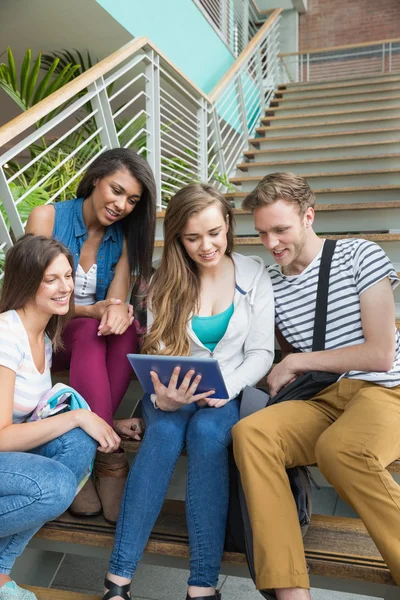 Lächelnde Schüler auf Stufen mit Tablet-PC — Stockfoto