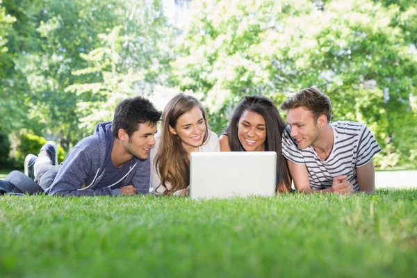 Gelukkig studenten met behulp van laptop buiten — Stockfoto