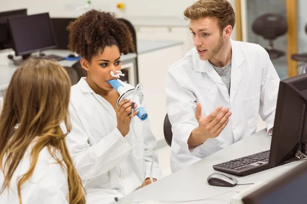 Estudiantes de medicina trabajando juntos en el laboratorio —  Fotos de Stock