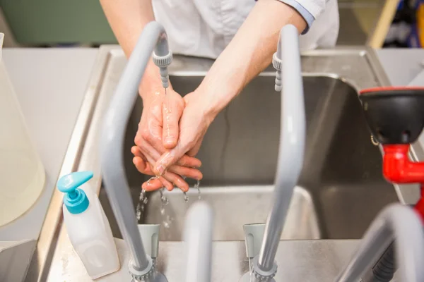 Apotheker wäscht sich am Waschbecken die Hände — Stockfoto