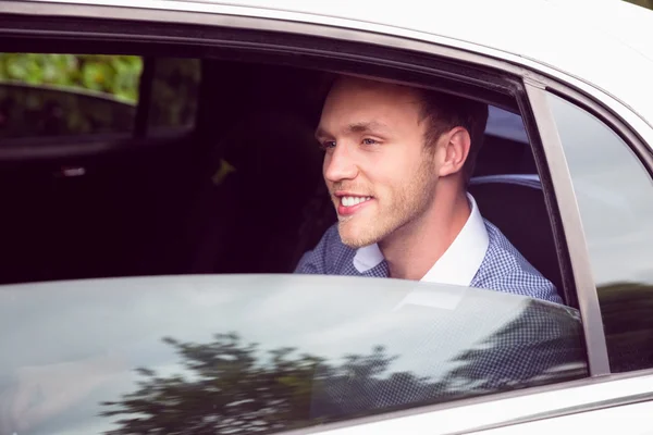 Jeune homme parlant au téléphone en limousine — Photo