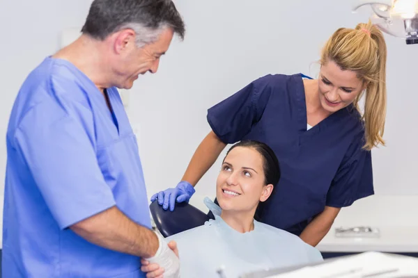 Zahnarzt und Krankenschwester stellen einen Patienten vor — Stockfoto