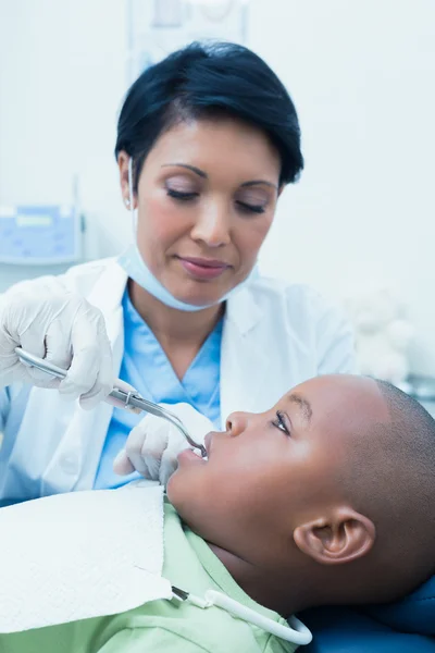 Dentista feminino examinando meninos dentes na cadeira dentistas — Fotografia de Stock