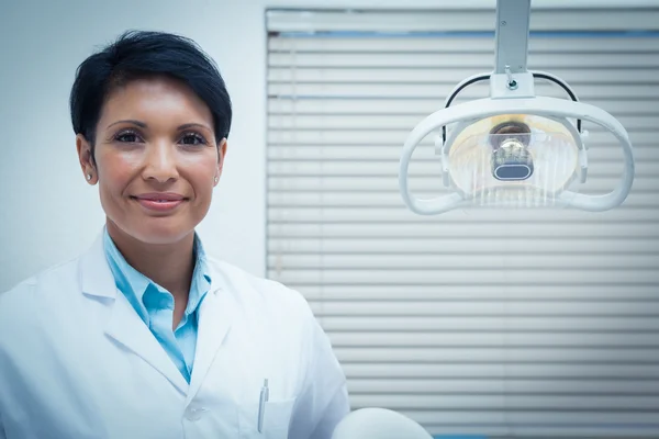 Retrato del dentista femenino — Foto de Stock