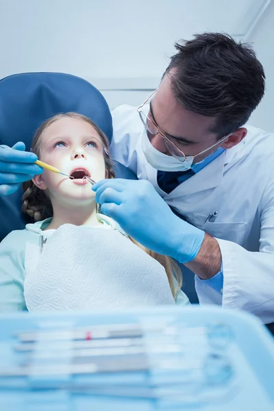 Dentista masculino examinando dentes meninas — Fotografia de Stock