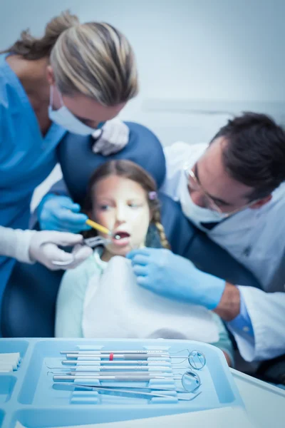 Dentista con assistente esaminando i denti ragazze — Foto Stock