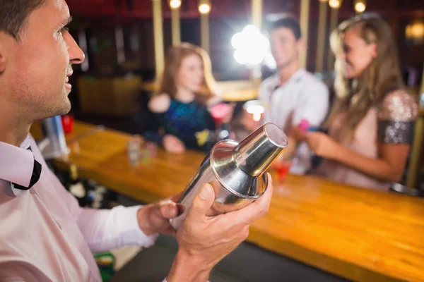 Barman namíchat koktejl — Stock fotografie