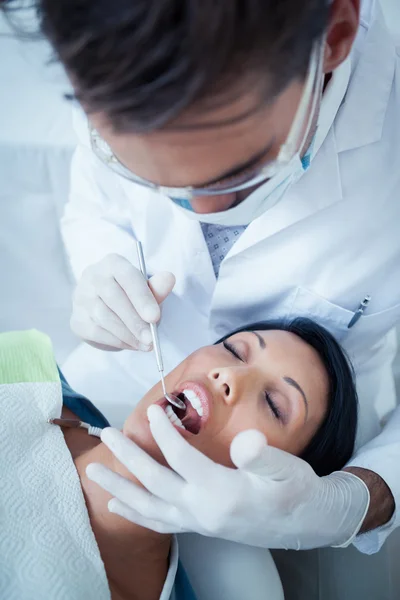 Dentista masculino examinando os dentes das mulheres — Fotografia de Stock