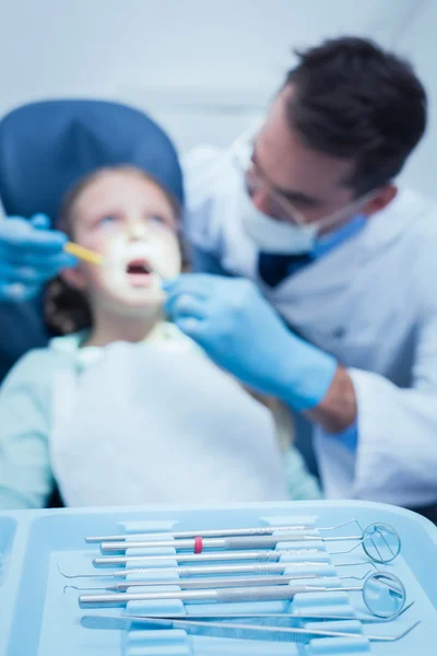 Dentista masculino examinando dentes meninas — Fotografia de Stock