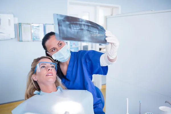 Dentista explicando radiografía al paciente — Foto de Stock