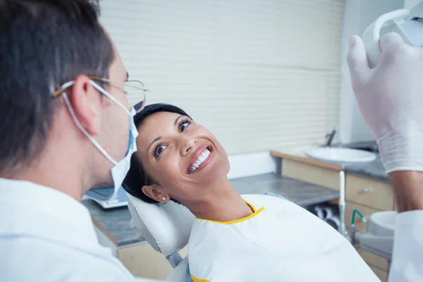 Donna sorridente in attesa di esame dentale — Foto Stock