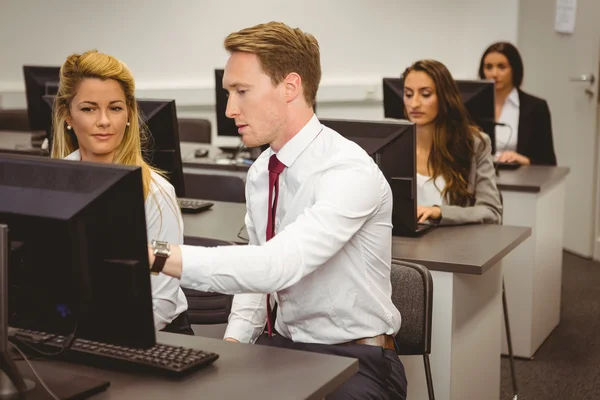 Chef redet und schaut auf Laptop — Stockfoto