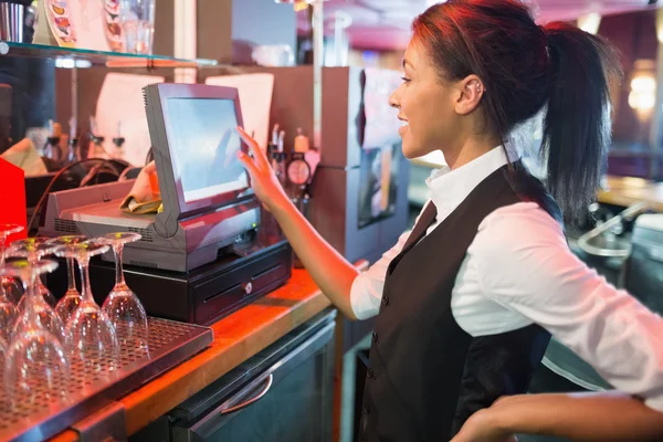 Hübsche Bardame mit Touchscreen bis — Stockfoto