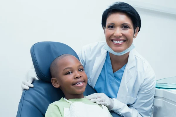 Portrait of female dentist examining boys teeth — Stock Photo, Image