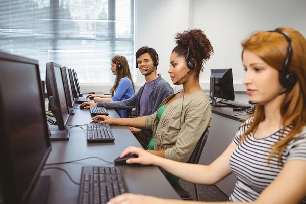 Étudiant heureux en classe d'informatique souriant à la caméra — Photo