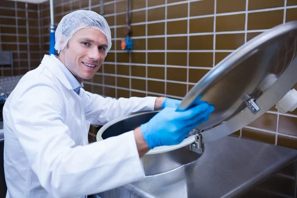 Hombre sonriente con bata de laboratorio abriendo la tapa de la máquina — Foto de Stock