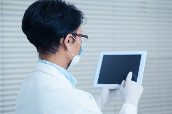 Dentista femenina usando tableta digital — Foto de Stock