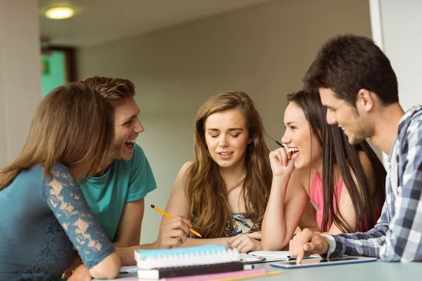 Glimlachend vrienden zitten samen studeren — Stockfoto
