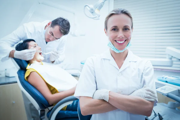 Dentista masculino com assistente — Fotografia de Stock