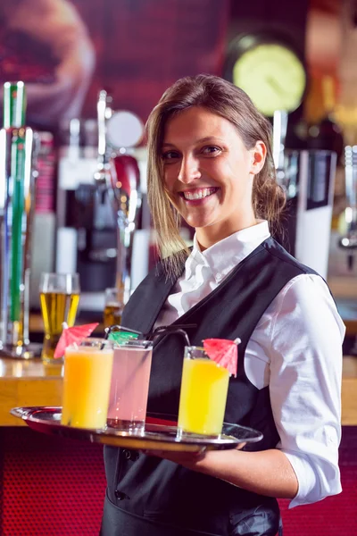 Bardame hält Tablett mit Cocktails — Stockfoto