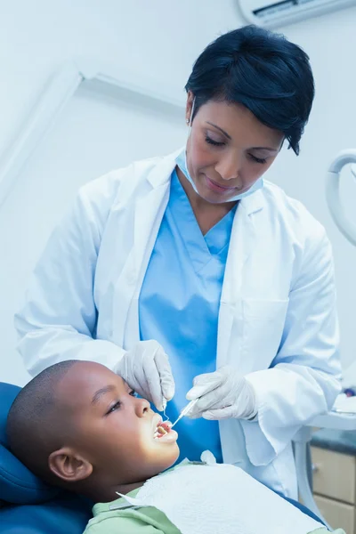 Zahnärztin untersucht Zähne von Jungen — Stockfoto
