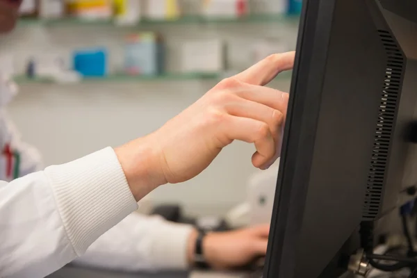 Apotheker using naar de computer — Stockfoto